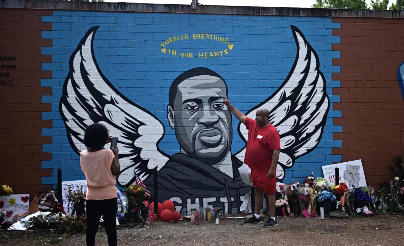 Visitantes no Memorial por Geoge Floyd localizado no seu antigo bairro em Houston Texas, EUA. Floyd, suspeito de passar nota falsa, foi morto por policiais em Minneapolis em 25 de maio