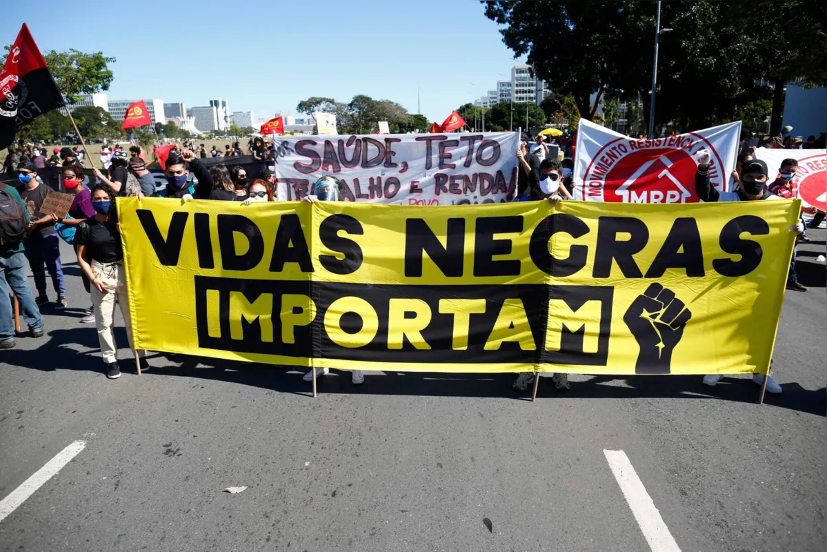 Brasileiros participam de protesto contra racismo e em solidariedade ao movimento "Black Lives Matter" na Esplanada dos Ministérios em 7 de junho