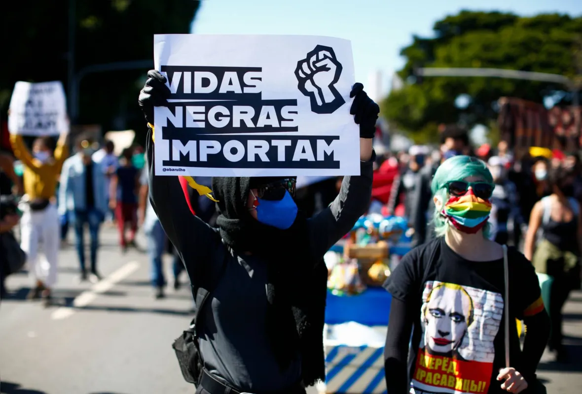 Manifestação pacífica pede a extinção do racismo em 2020