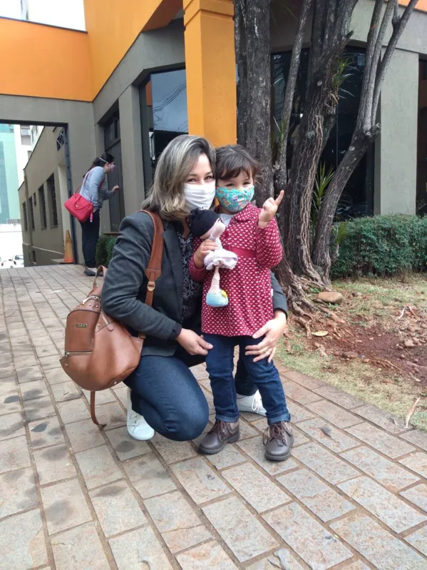 Camila e Luiza Zucoloto: até a boneca foi ao postinho. "E não chorou"