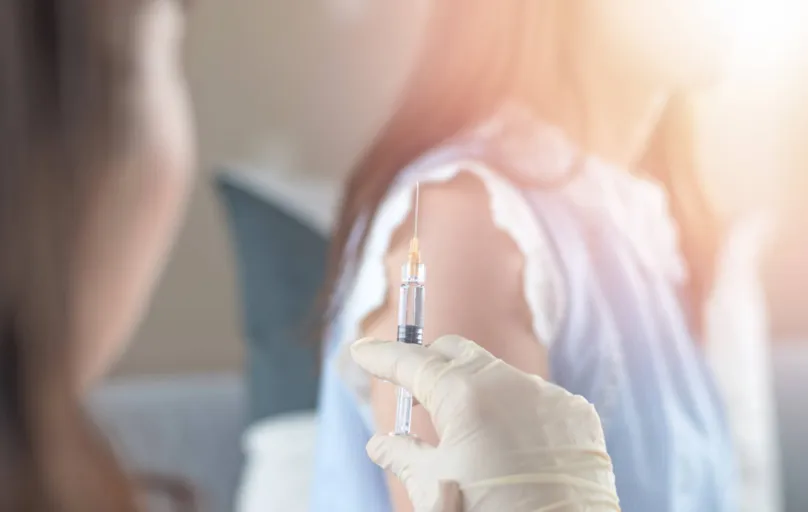Pesquisadora garante que vacinas disponibilizadas comercialmente são seguras, pois passaram por testes de segurança