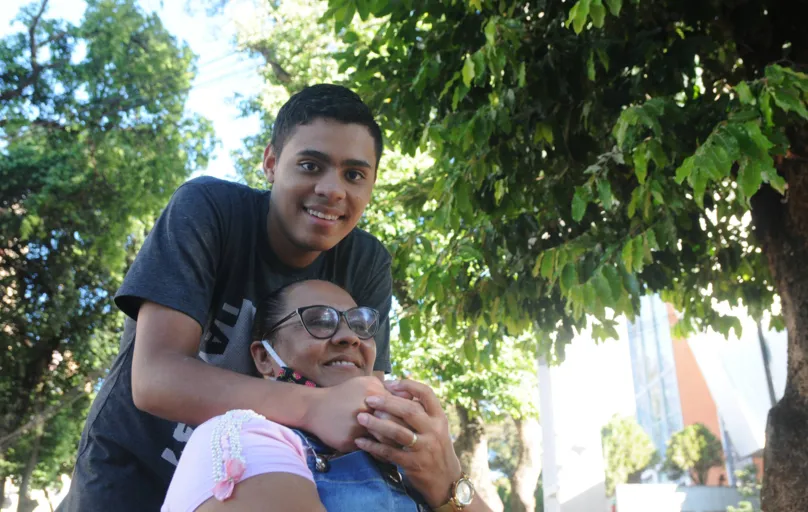 "Não vejo a hora de ver aquela carinha dela”, diz Sônia Portes sobre a neta e ao lado do filho Pedro Lucas