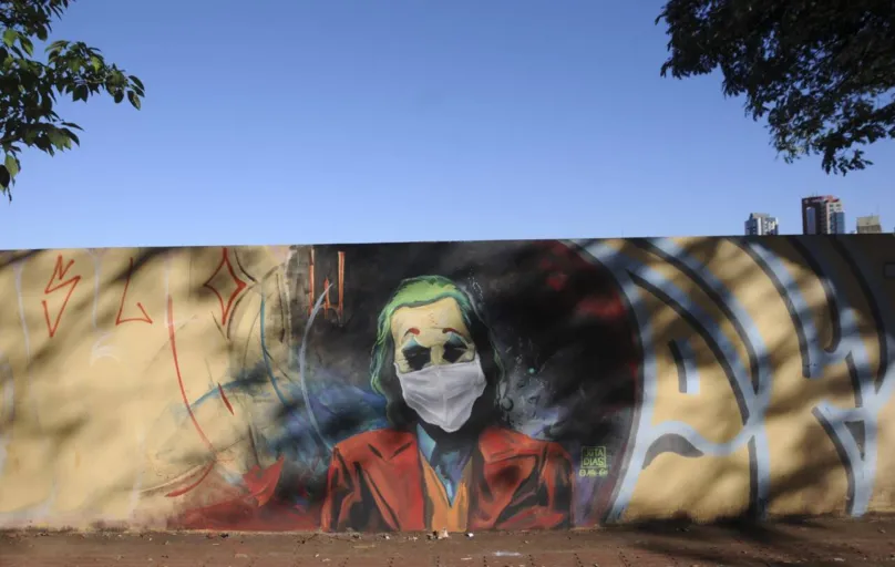 O Coringa grafitado por Jota Dias na Av.JK: personagem 'fora da lei' ficou obediente na pandemia