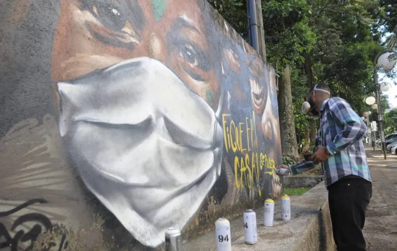 Carão refez com máscara um de seus grafites mais populares que pode ser visto no Bosque Central 
