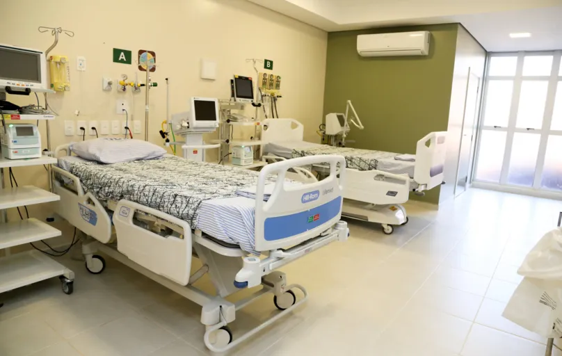 O  HUM (Hospital Universitário de Maringá)  possui 20 leitos de UTI e 30 de enfermaria exclusivos para tratamento de complicações decorrentes do vírus..