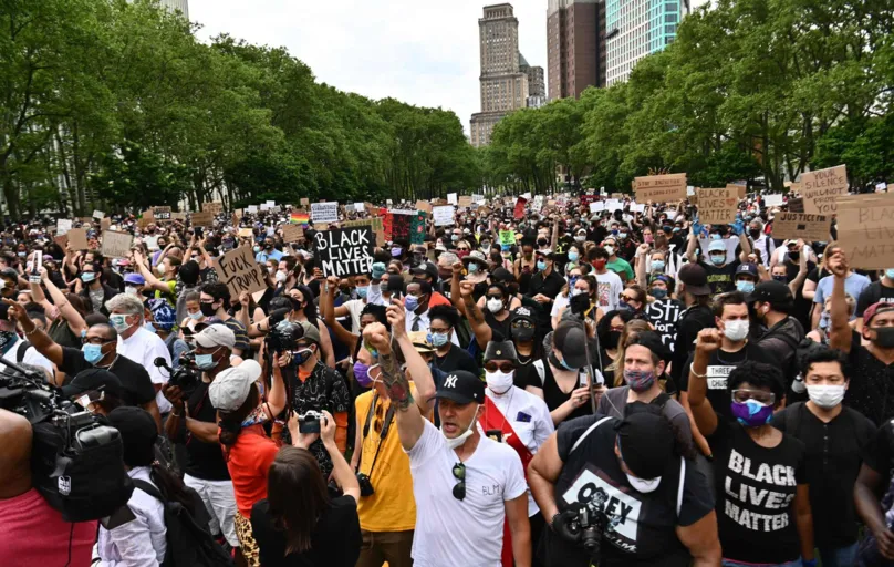 Protestos maciços ocorrem diariamente em mais de cem cidades, incluindo Nova York