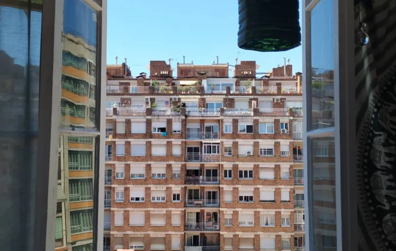 Vista da janela do apartamento de Eder Fernandes em Barcelona: bairro virou 'palco' das apresentações da soprano Begoña Alberdi
