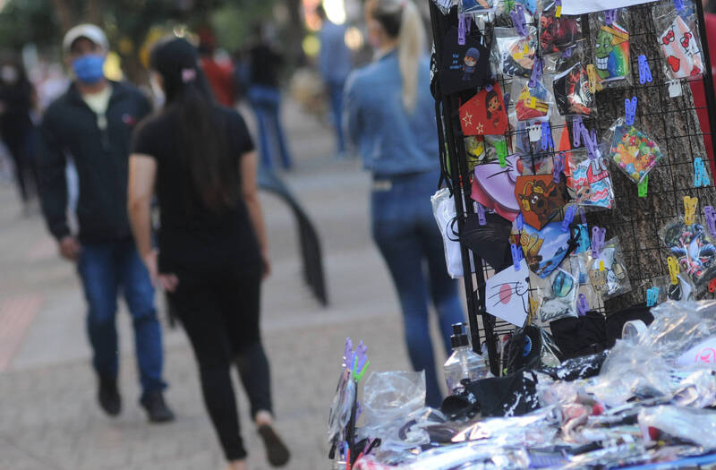 Máscaras de proteção entram na linha de produção industrial