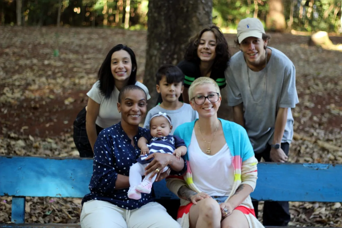O casal Fabiana Lacerda e Angélica Félix, na foto com a filha Yolanda e membros da família, aprovam a campanha com Thammy: "O dia é dos pais, não dos homens" 