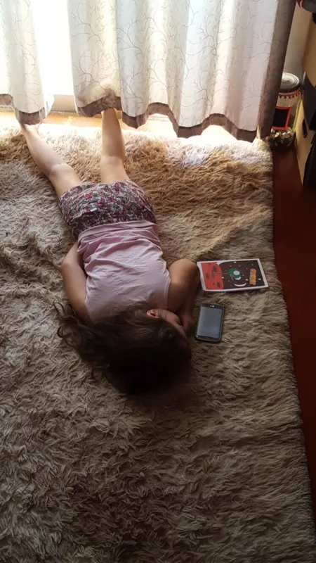 Clara Silva Golono, 8 anos, se rende ao cansaço nas aulas transmitidas pela internet