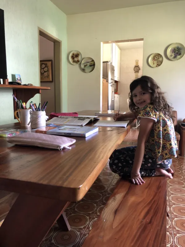 Clara fica uma semana com o pai e avós no sítio e uma semana no apartamento em Londrina com a mãe
