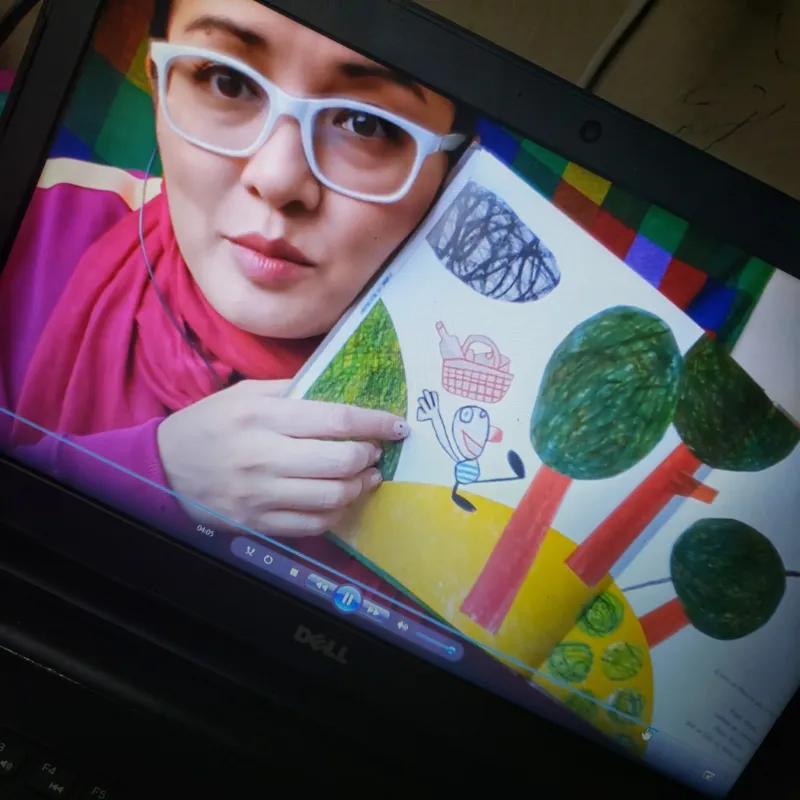 Professora Suzue: cores, formas e criatividade para interagir com os pequenos pela tela do computador