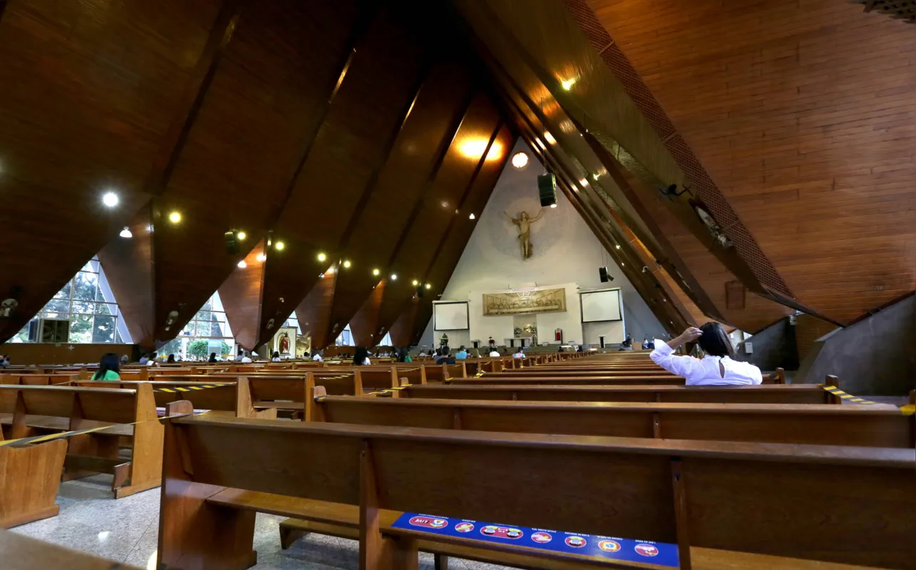 Com a presença de poucos fiéis, manter o distanciamento não foi problema na missa da Catedral de Londrina, no domingo (9) à tarde 