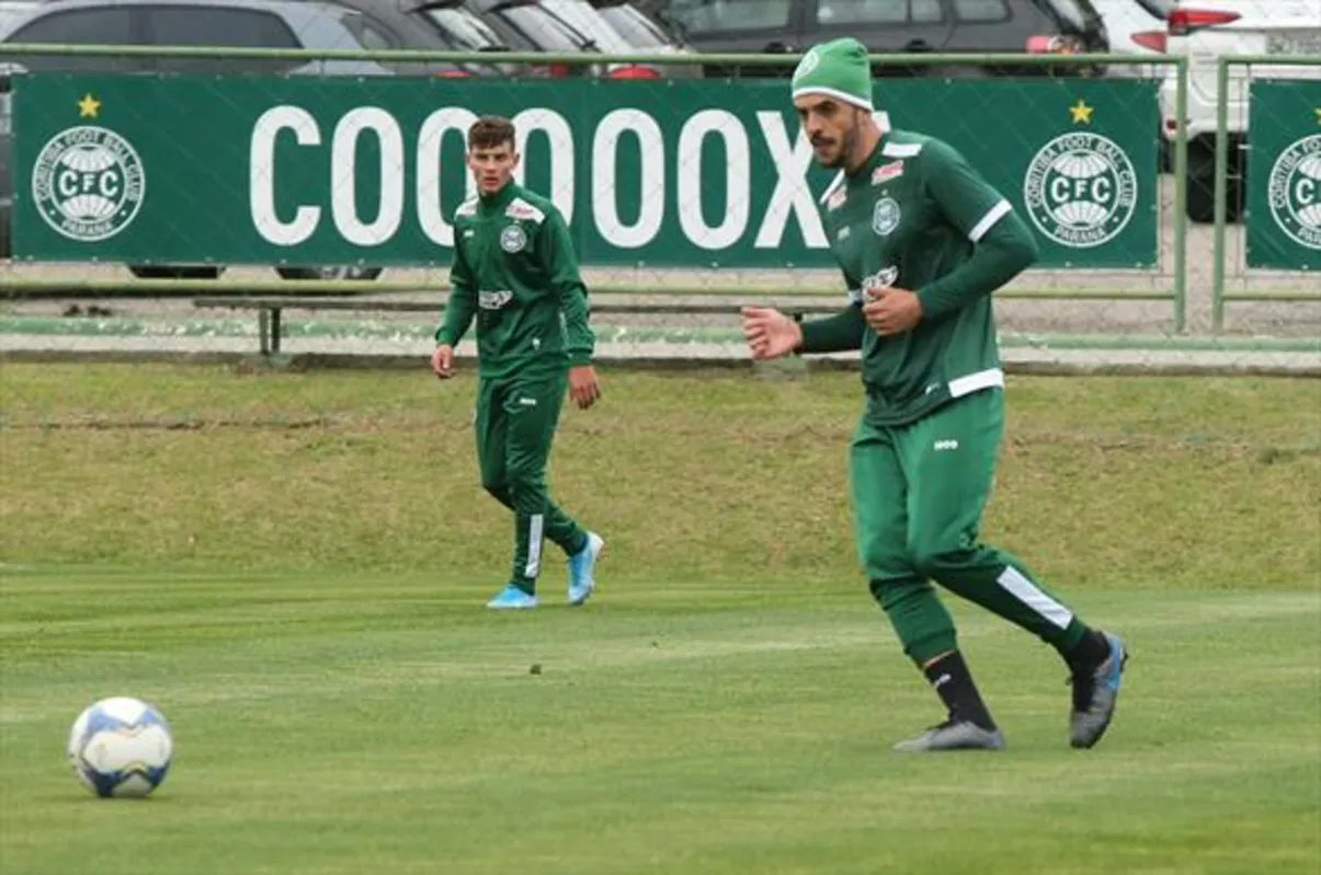 Depois de cumprir suspensão na semifinal, o experiente zagueiro Rodolfo volta ao Coritiba nesta final