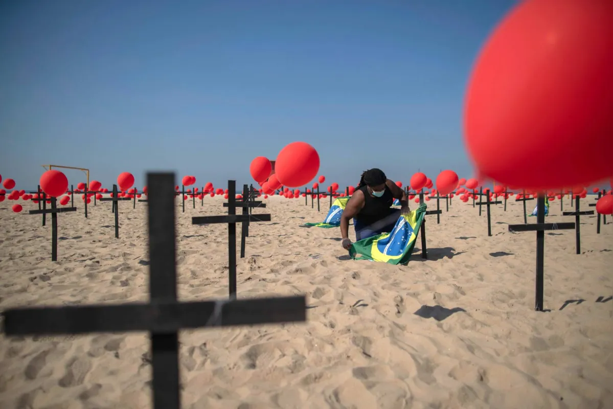 Ato no Rio de Janeiro prestou homenagem aos 100 mil mortos por coronavírus 