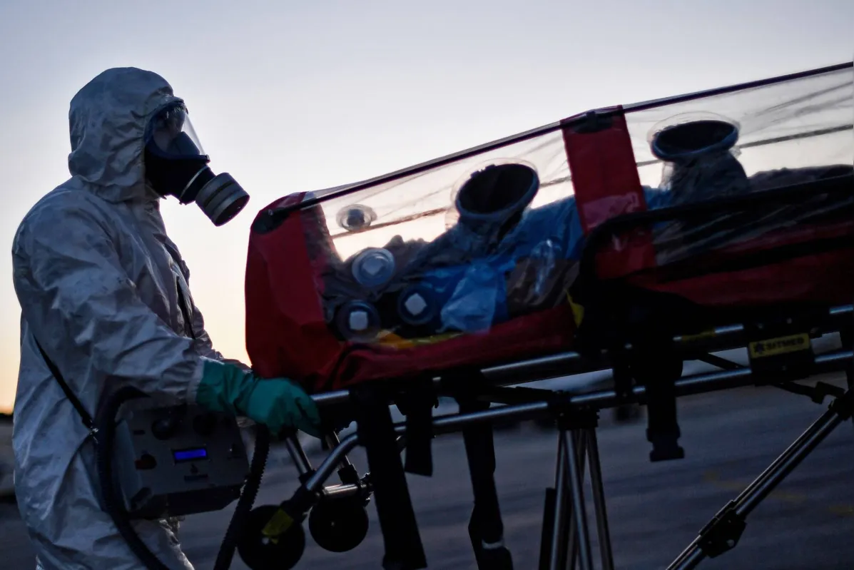 Bombeiros testam sistema de transporte de pacientes infectados por coronavírus no aeroporto de Pampulha, Belo Horizonte (MG)