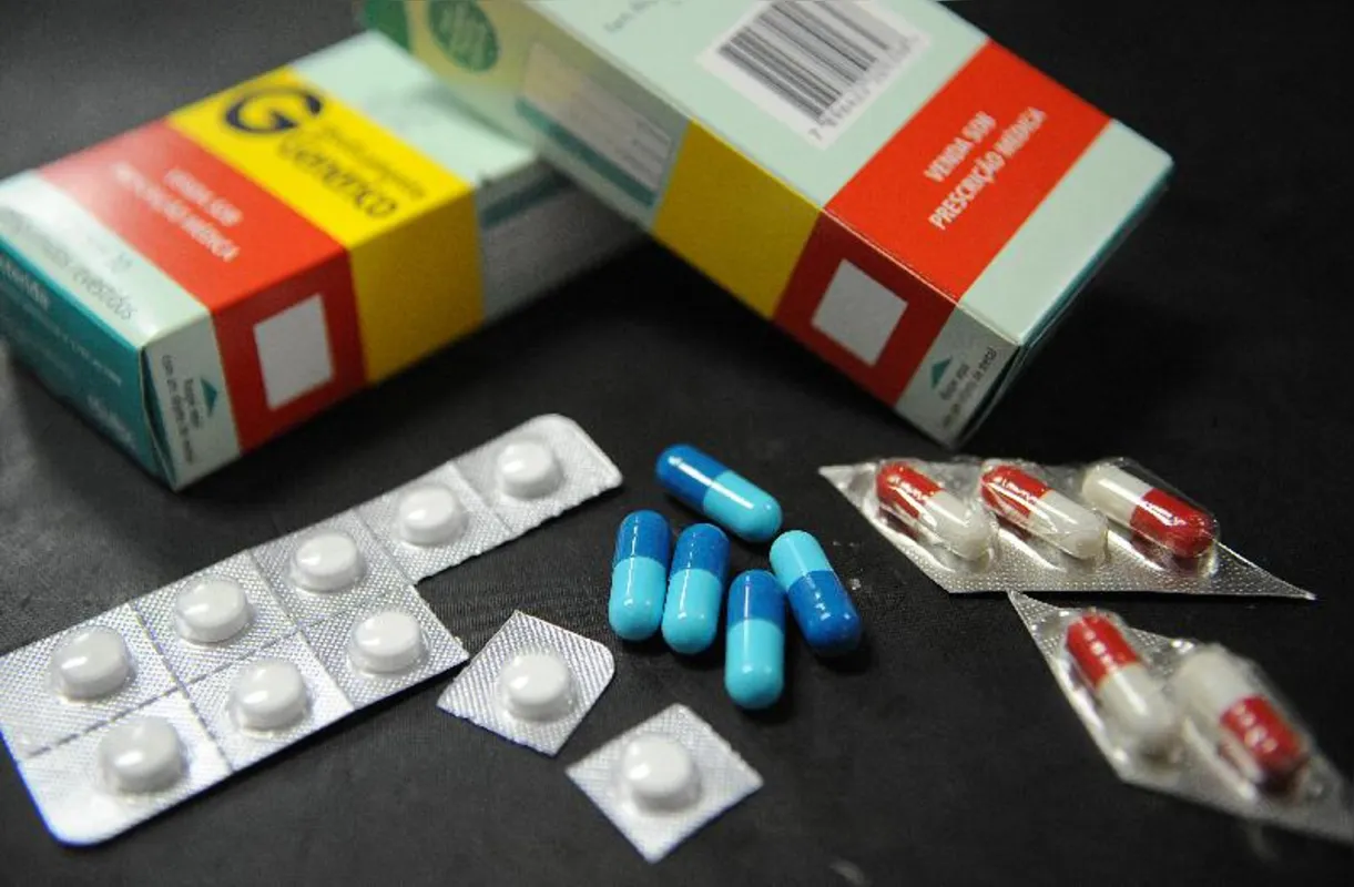 O Cemepar (Centro de Medicamentos do Paraná),  intensificou a frequência de aquisições para evitar o desabastecimento da rede própria. 
