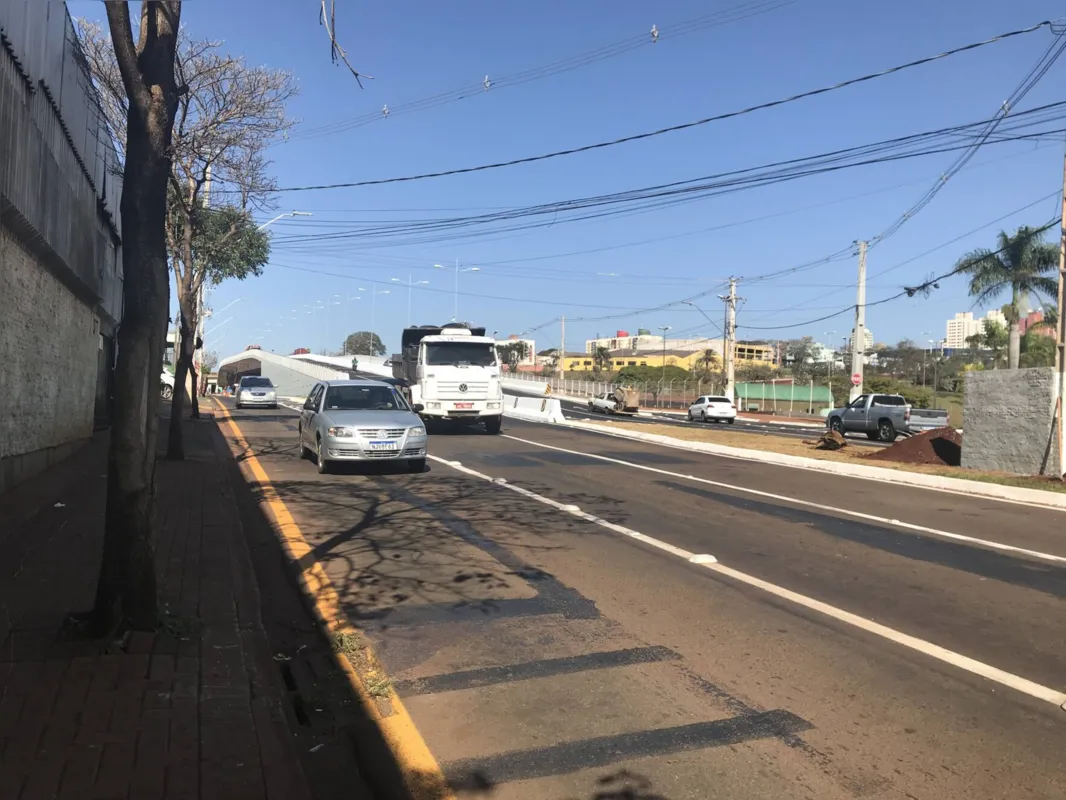 Imagem ilustrativa da imagem Comerciantes e moradores se adaptam ao novo viaduto da Dez de Dezembro