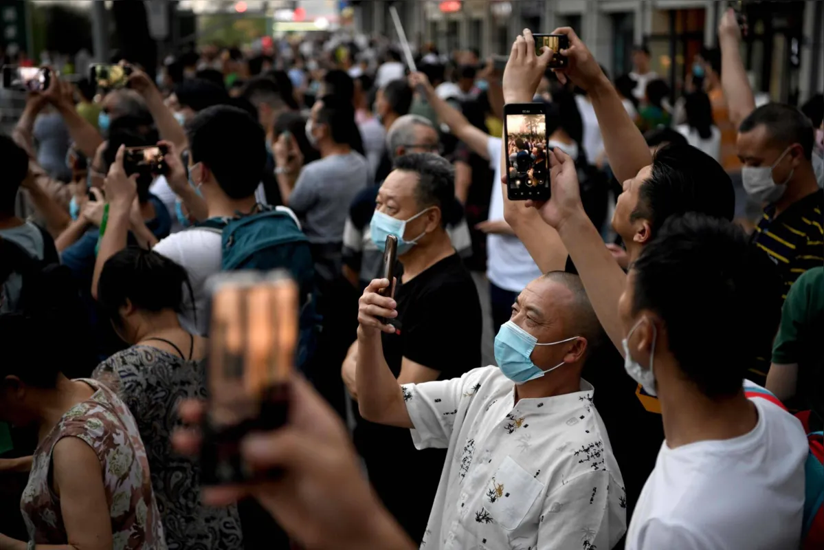 Moradores de Chengdu fazem selfies em frente ao consulado dos EUA, que será fechado