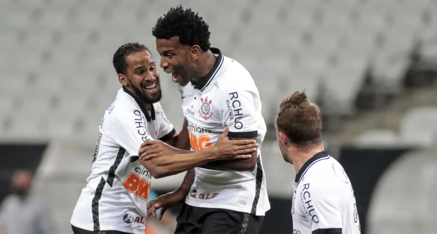 O zagueiro Gil marcou o gol da vitória corintiana no clássico contra o Palmeiras