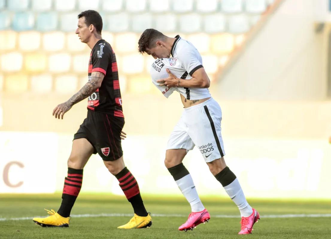 Danilo Avelar comemora o primeiro gol do Corinthians na vitória contra o Oeste