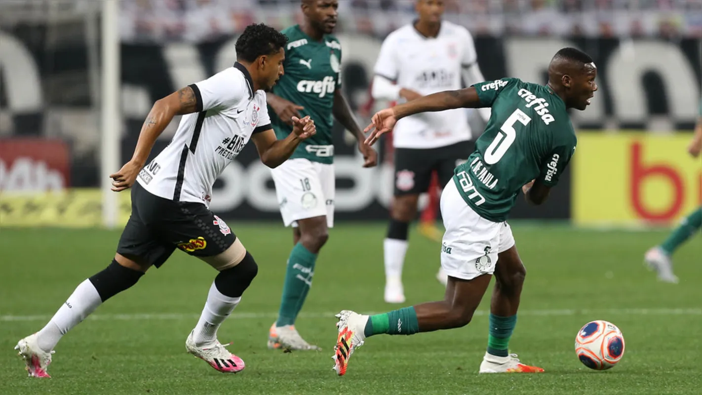 Patrick de Paula, do Palmeiras, e Ederson, do Corinthians, disputam a bola na primeira partida da final do Paulistão