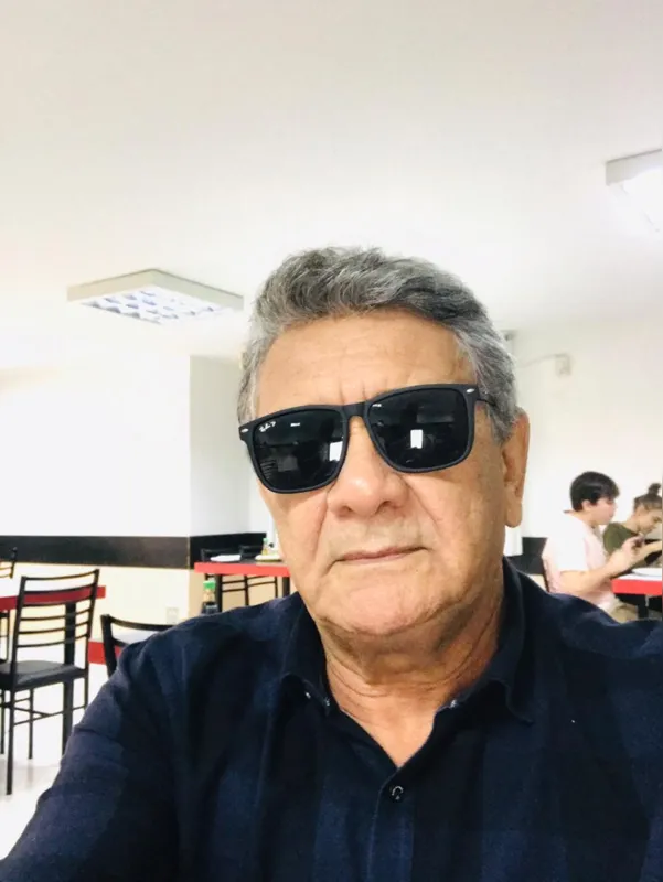 Imagem ilustrativa da imagem Empresária e professor em clima de expectativa