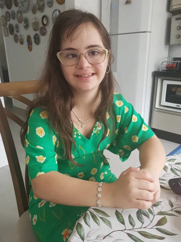 Luiza de Lucena Godoi Acosta cursa publicidade e propaganda: "desde pequena gosta de aprender", afirma a mãe