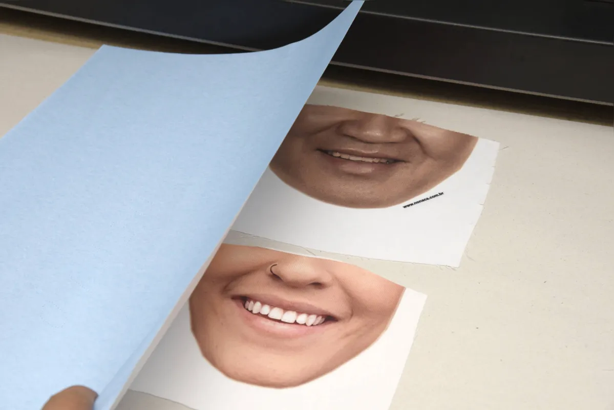 Para imprimir os sorrisos é usada uma prensa a 200 graus para fazer a transferência da imagem