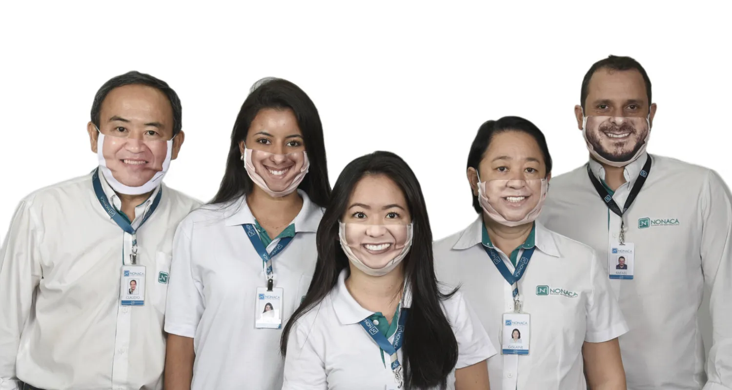 O fotógrafo Cláudio Nonaca e sua equipe: ideia de fazer máscaras com o próprio sorriso das pessoas deu tão certo que ele hoje atende a pedidos de todo Brasil