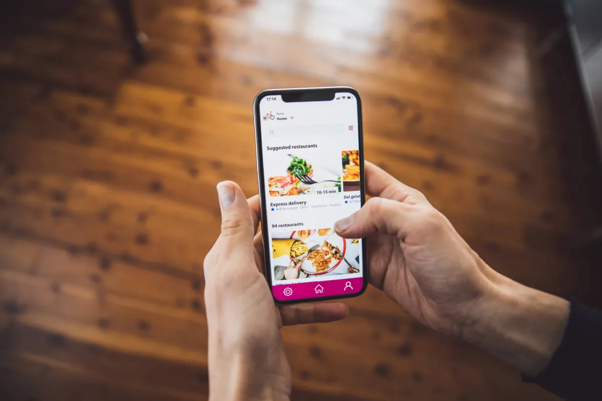 Aplicativos de compras, inclusive os de alimentos, muito utilizados até em celulares, e os marketplaces, ganham a responsabilidade de recolher o novo tributo de terceiros
