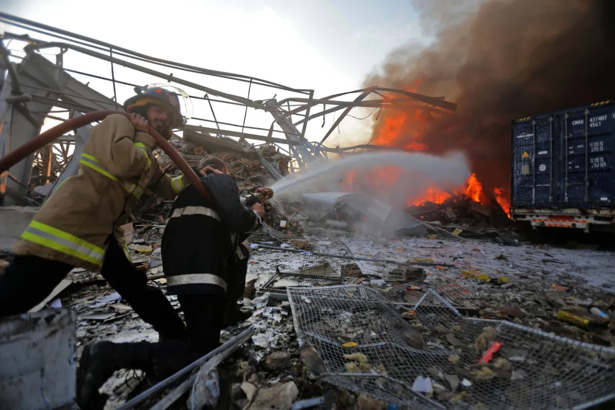 Imagem ilustrativa da imagem Grande explosão causa pânico na região portuária de Beirute, no Líbano