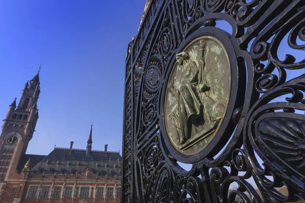 Imagem da 'Justiça' nos portões de entrada do Palácio da Paz 