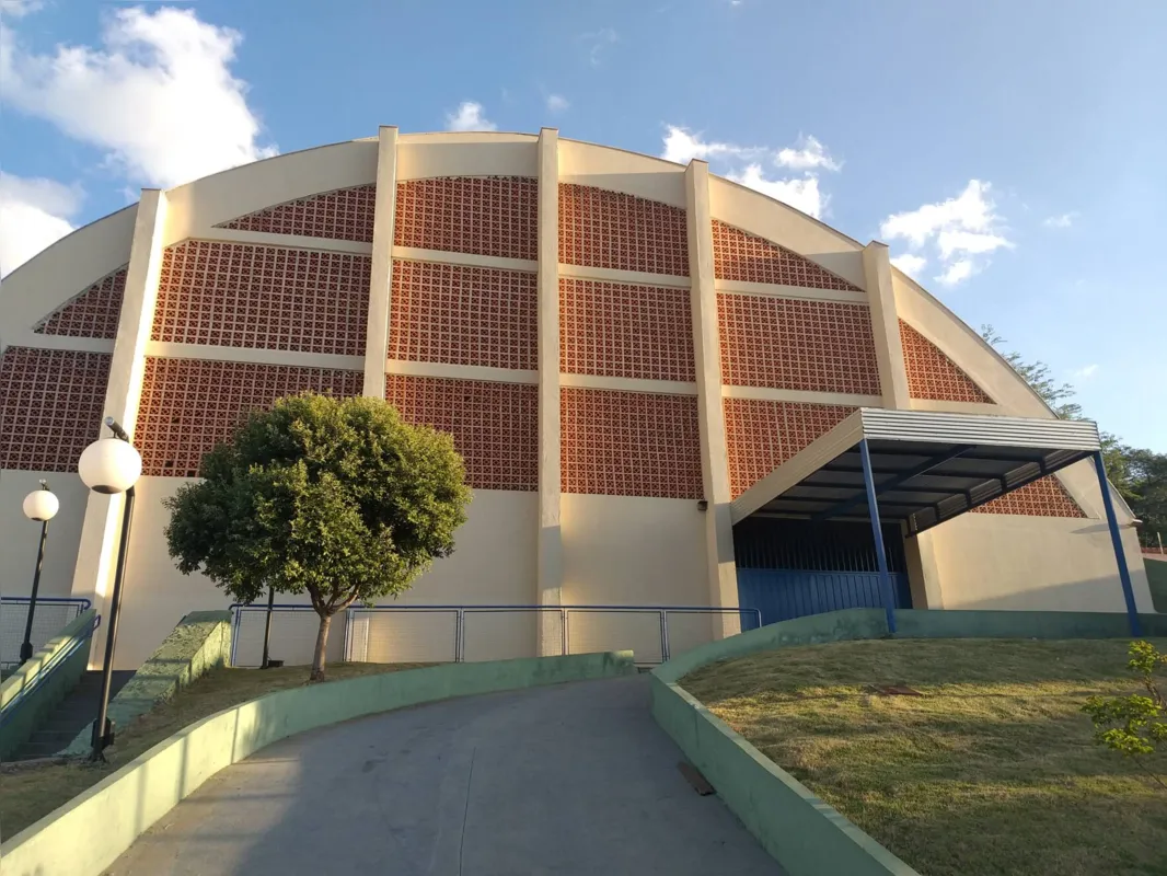 Ginásio de esportes no jardim Pérola passa por adaptação para abrigar os moradores 