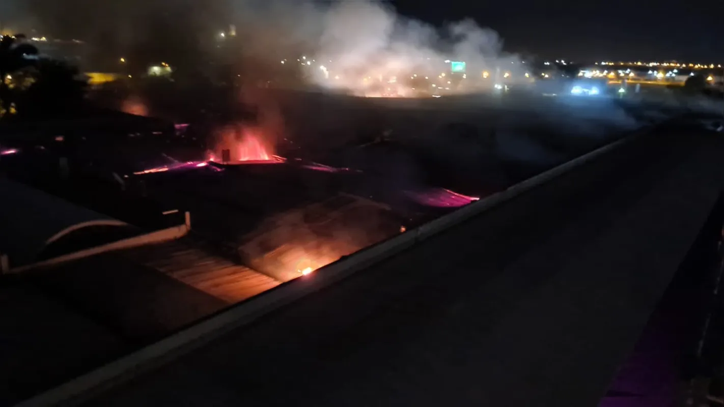 Imagem ilustrativa da imagem Incêndio consome estrutura de shopping atacadista de Maringá