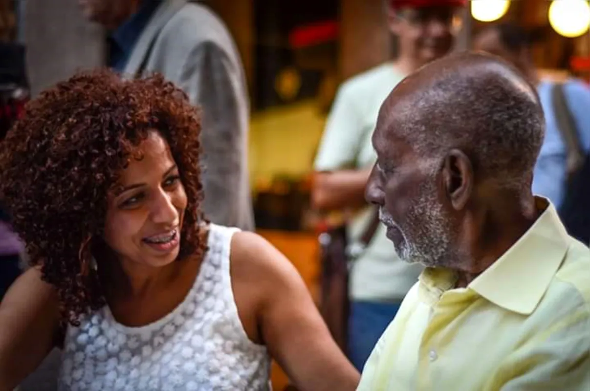 Juliana Barbosa com o sambista Nelson Sargento: aniversário do compositor será comemorado com live organizada em Londrina
