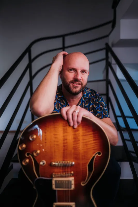 Jules Hay: Londrina Funk" é uma das faixas marcantes do disco