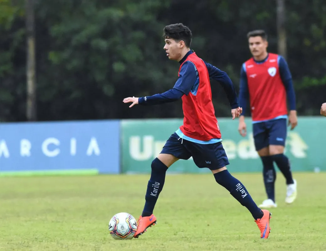 O garoto Wilker de 16 anos é relacionado pela primeira vez