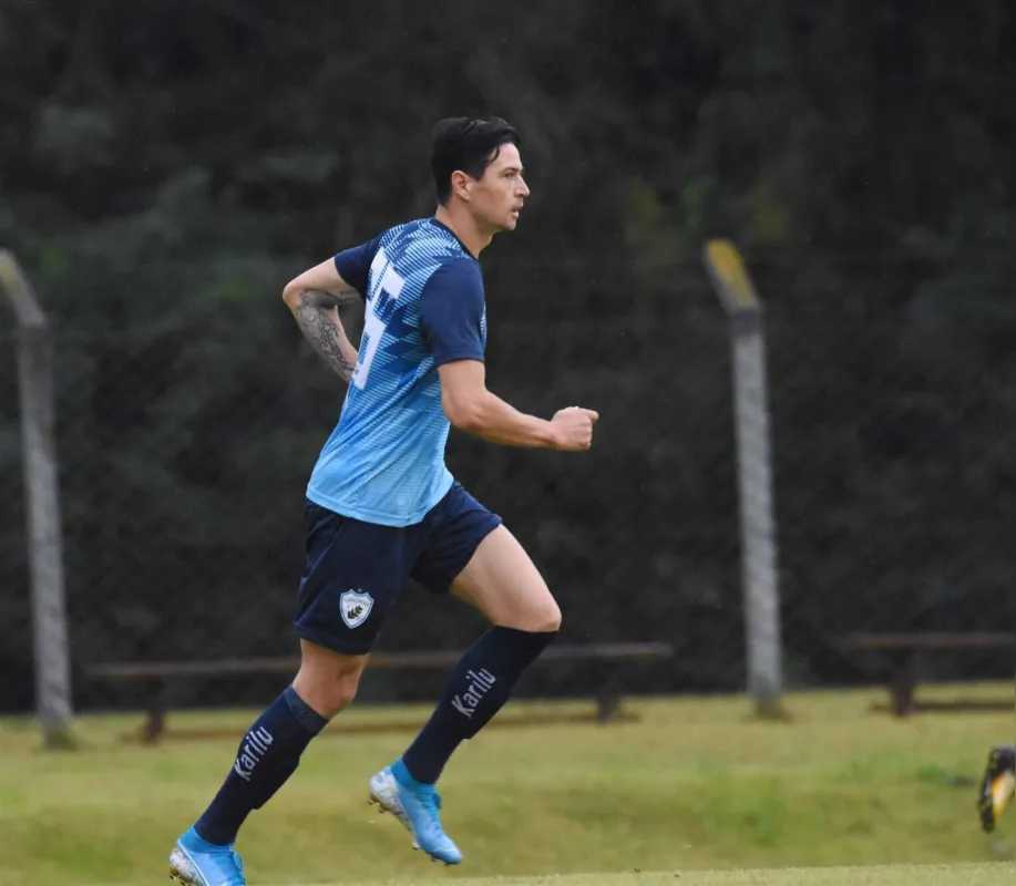 O zagueiro Fernando Timbó em trabalho no CT  da SM Sports.