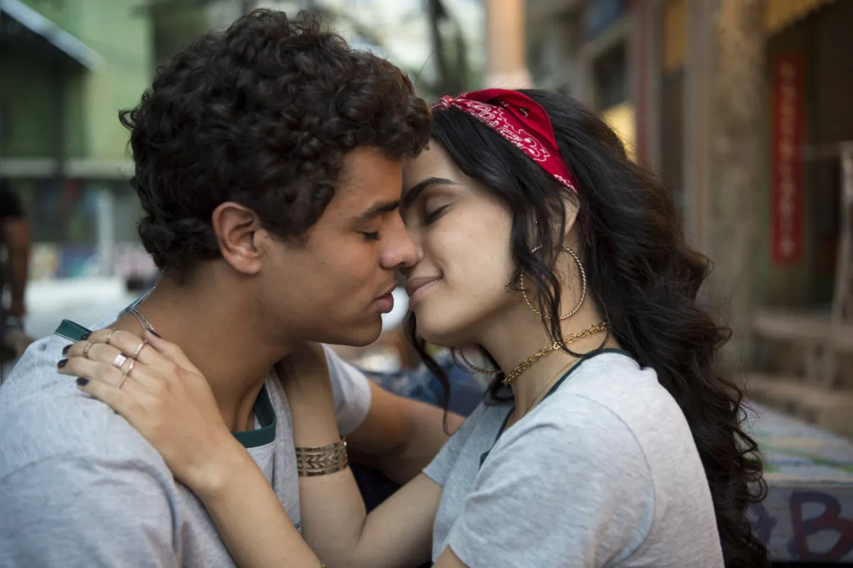 Tato e K2 se beijam e Keyla vê