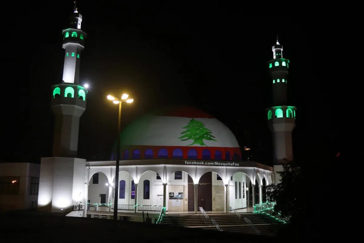 Imagem ilustrativa da imagem Mesquita de Foz do Iguaçu ganha iluminação com cores da bandeira do Líbano