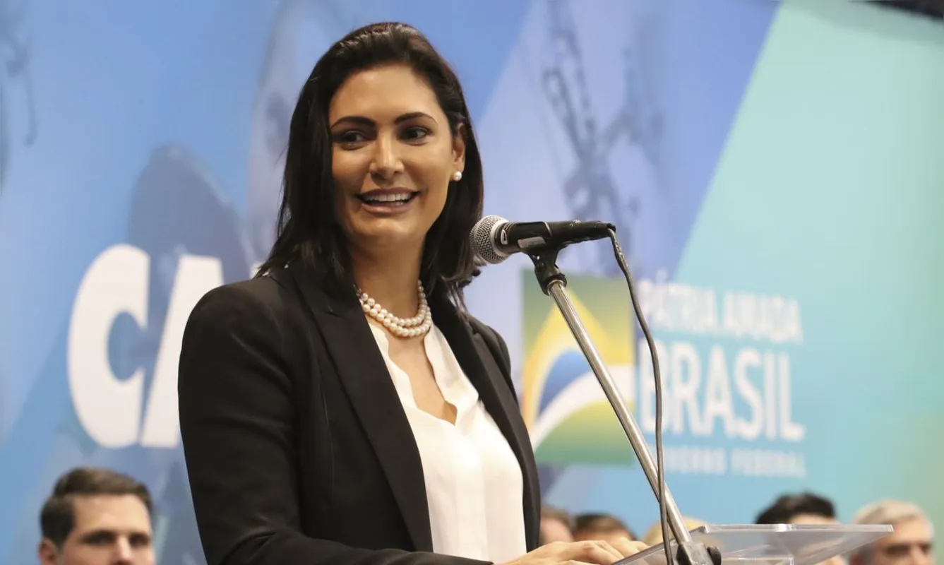 Imagem ilustrativa da imagem Michelle Bolsonaro está com coronavírus mas sem sintomas, diz Presidência