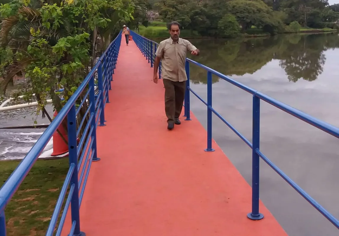 Foto mostra barragem pintada com as cores que, segundo a denúncia, seriam para beneficiar o PDT