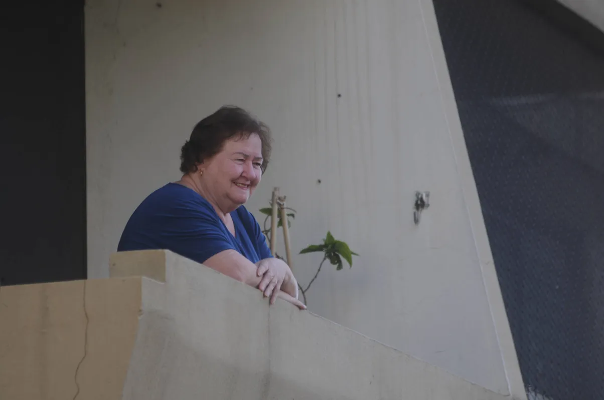 Esfeli Gaklik Haussler, 76, mudou seus hábitos e hoje em dia já lida bem melhor com a tecnologia para matar a saudade dos nove netos