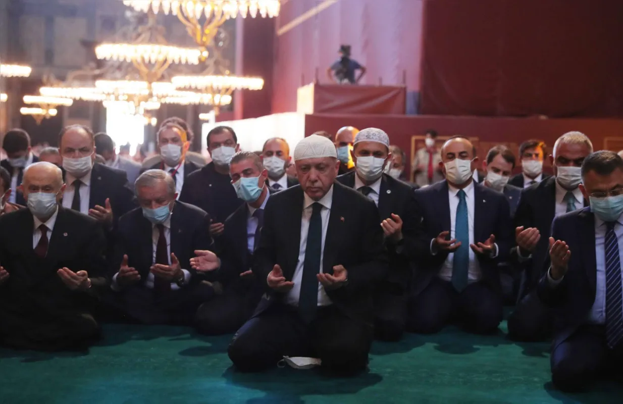 O presidente Erdogan participa da primeira oração muçulmana na ex-basílica de Santa Sofia, em Istambul