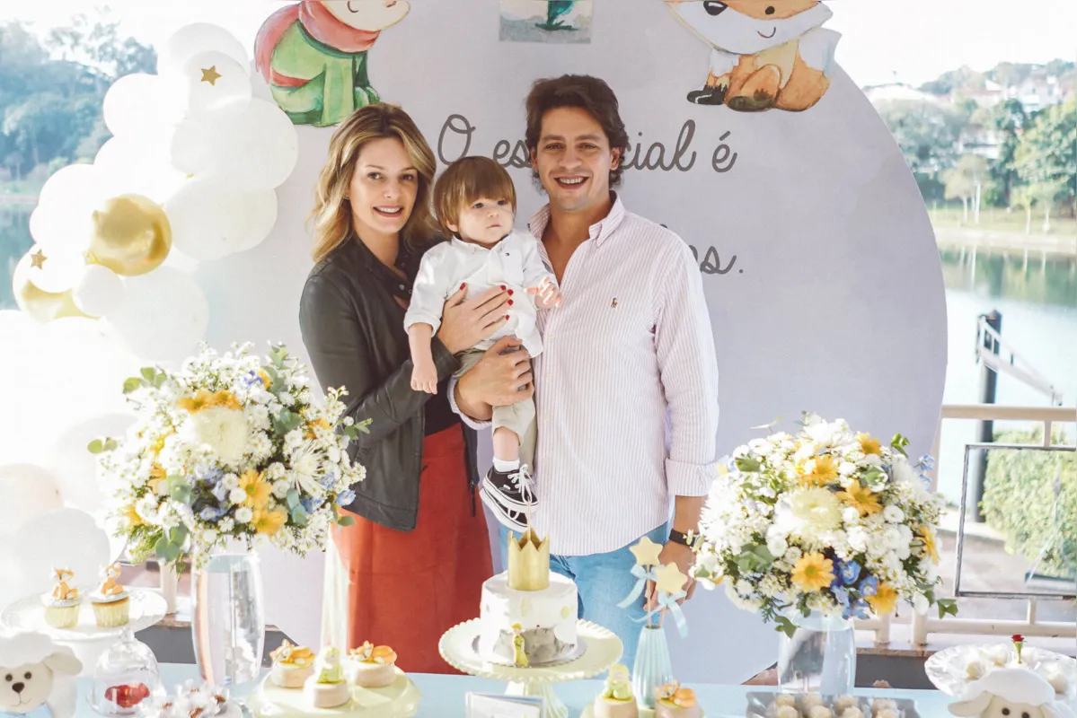 O aniversariante com os tios, Fernanda e Victor Daher