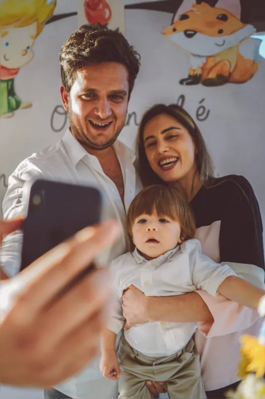Família conectada: em tempos de pandemia e distanciamento, os “parabéns” da família paterna, liderados pelos avós e tios, do Líbano, vieram na forma de chamada de vídeo