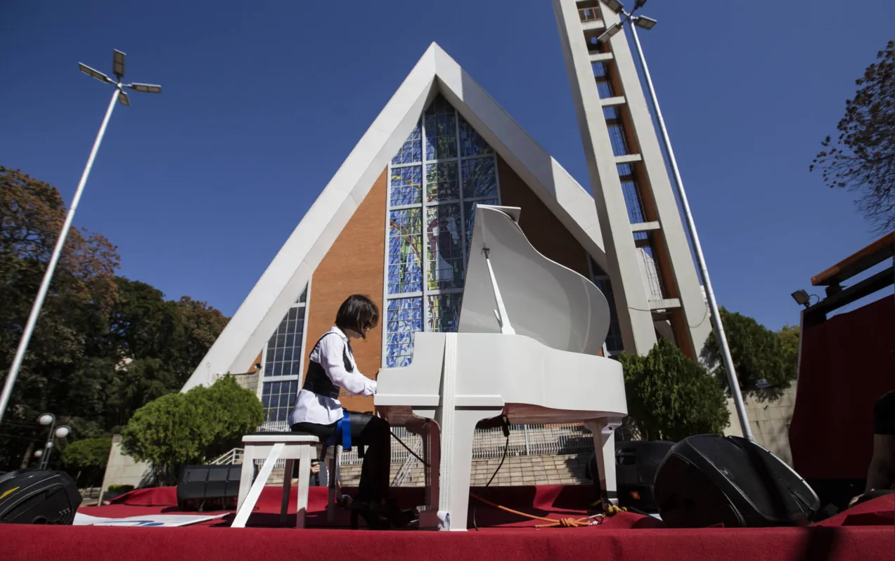 A pianista Antonella Franco volta a fazer um recital pelas ruas da cidade, neste domingo, começando pela rua Ibiporã