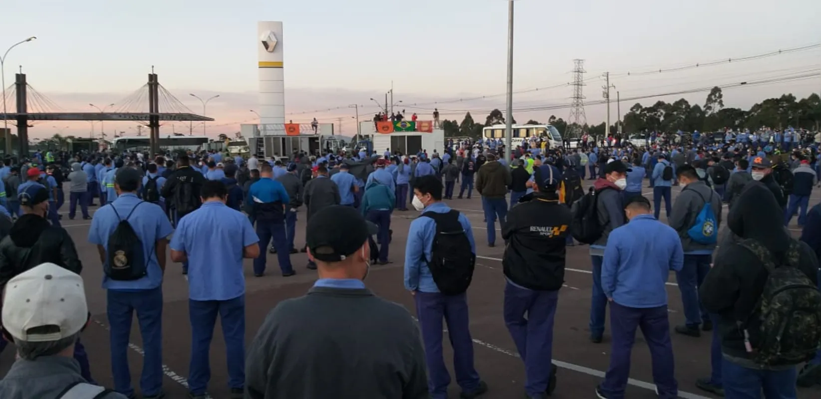 Imagem ilustrativa da imagem Renault anuncia 747 demissões e trabalhadores entram em greve