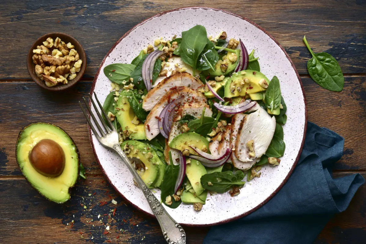 Saladas podem combinar verduras com frutas, trazendo muitos benefícios ao organismo